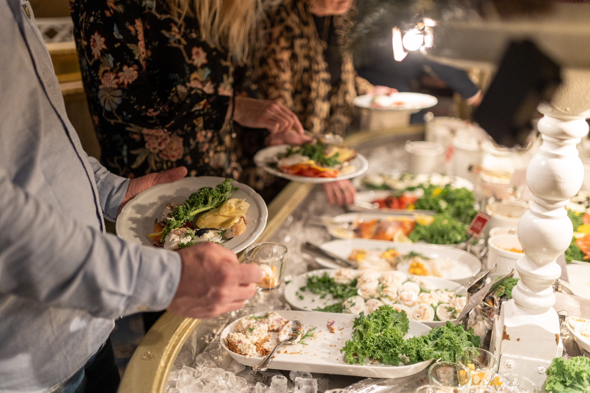 Gäster som lägger upp från julbordets förrättsbuffé på Säröhus